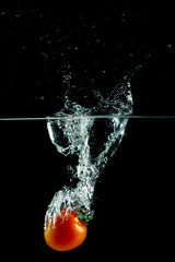 Wall Mural - tomato in water splash