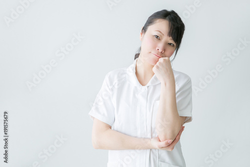 悩みをかかえる白衣の女性 Stock Photo Adobe Stock 悩みをかかえる白衣の女性 Stock Photo Adobe Stock