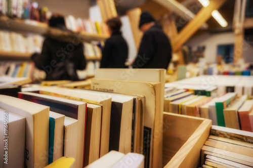 Wiederverwertung Verkauf von secondhand Büchern - Recycling sale of secondhand b Poster Mural XXL