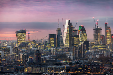 Fototapete - Die City von London am Abend nach Sonnenuntergang, Finanzzentrum und Sitz der Börse