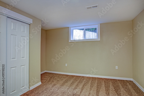Fotografía Empty room, sand beige walls, carpet floor in a luxury home.