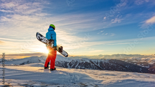 Fototapeta na szkło Snowboardzista na szczycie góry, alpejskie krajobrazy