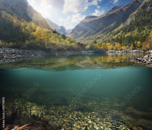 Fotografía Underwater. Beautiful lake between the green banks and mountains.