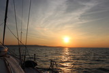 Fototapeta Zachód słońca - spettacolare atmosfera in barca a vela al tramonto