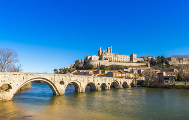 Wall Mural - Panorama du Pont Vieux et la Cathédrale Saint-Nazaire sur l'Orb à Béziers, Hérault, Occitanie, France