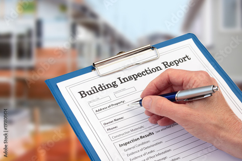 Cuadros en Lienzo Buiding Inspector completing an inspection form on clipboard