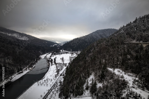 Plakat Halna zimy sceneria, widok od Bicaz tamy w Rumunia
