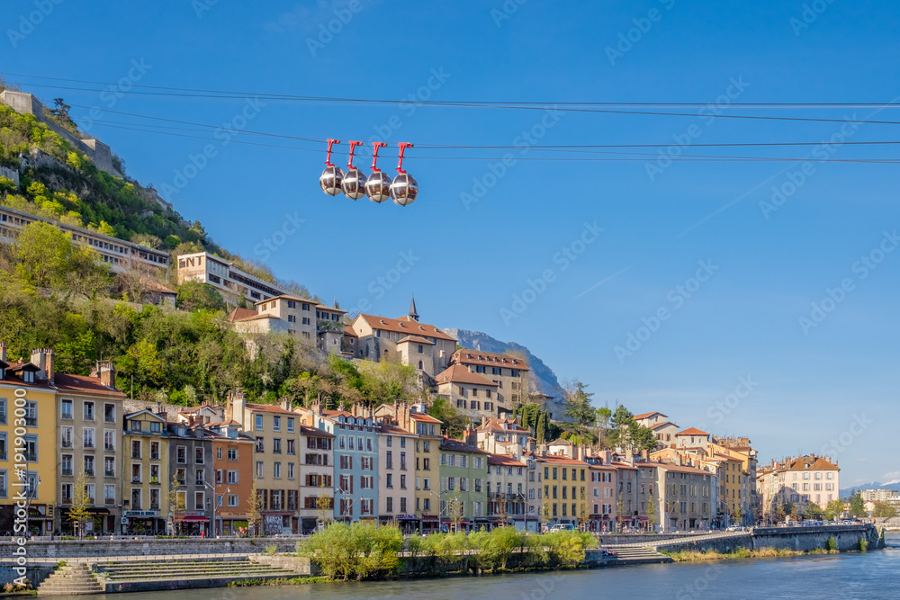 France, Grenoble : Les quais de l'Isère et les "bulles" de Grenoble. - obrazy, fototapety, plakaty 