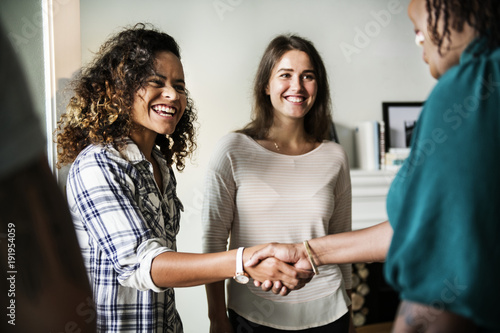 Diverse woman shaking hands Tableau sur Toile