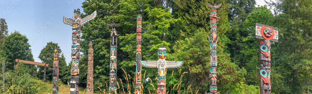 Totem Poles in Stanley Park, Vancouver - Canada. - obrazy, fototapety, plakaty 