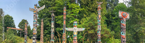 Fotomural Totem Poles in Stanley Park, Vancouver - Canada.