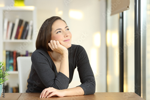Fotomural Homeowner dreaming looking above at home