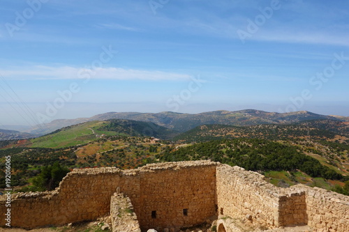 Zdjęcie XXL Dolina Jordanu widziana z zamku Ajloun, muzułmański zamek zbudowany przez Ayyubidów w XII wieku, powiększony przez mameluków, na szczycie wzgórza należącym do dzielnicy Mount Ajlun na Bliskim Wschodzie