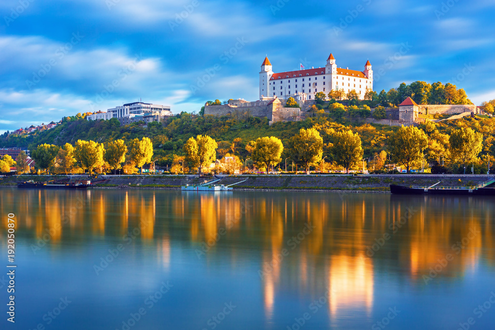 Obraz na płótnie Bratislava historical center with the castle over Danube river, Bratislava, Slovakia w salonie