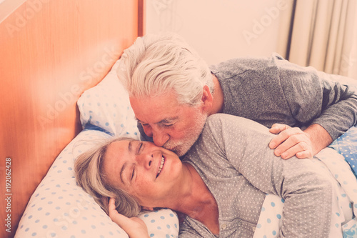 Photographie Couple de personnes âgées en amour pour toujours ensemble se réveiller avec un b