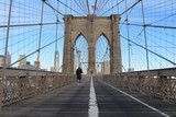 Fototapeta Nowy Jork - Brooklynbridge in New York Frau spaziert alleine auf der Brücke 