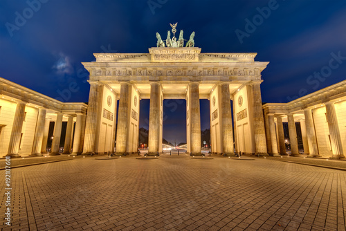 Photo The illuminated Brandenburg Gate in Berlin at night