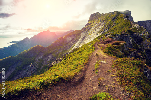 Plakat Górski krajobraz z promieni słonecznych. Piękna przyroda Norwegii. Krawędź góry