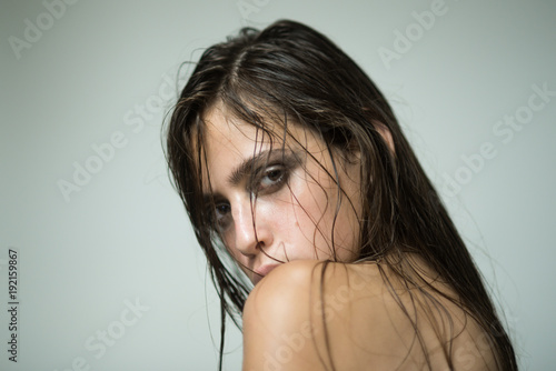 Fotomural Woman with wet or oily hair on grey background