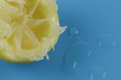 Frische ausgepresste Zitrone mit Tropfen