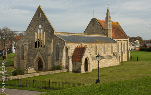 Plakat Zbombardowany zrujnowany kościół w Portsmouth w Anglii