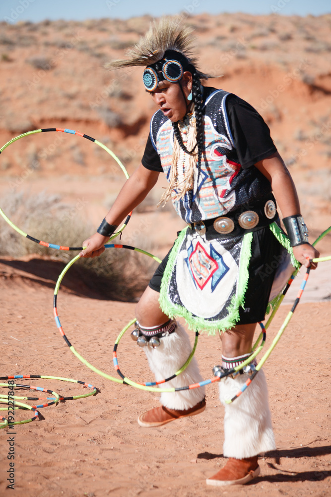 
A Navajo Native American Man performs traditional hoop dance
 - obrazy, fototapety, plakaty 