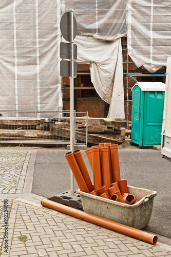 Ein Krankubel Mit Kunststoffrohren Kg Rohren Steht Vor Einer Hausbaustelle Stock Photo Adobe Stock