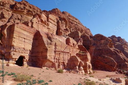 Zdjęcie XXL Panoramiczny widok Rock ci? Te groby w staro? Ytnej arabskiej Nabatean Kingdom miasta Petra, Jordania, Bliski Wschód