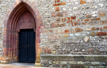 Wall Mural - Gotisches Portal und steinerne Fassade der Wigbertikirche