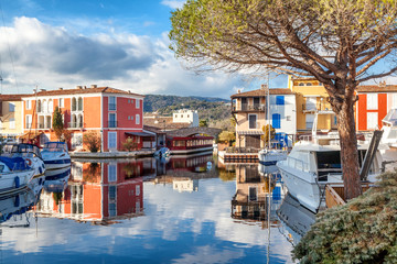 Wall Mural - Colorful city on the water, Port of Grimaud, Côte d'Azur, France, Provence, houses and boats. Beautiful city landscape