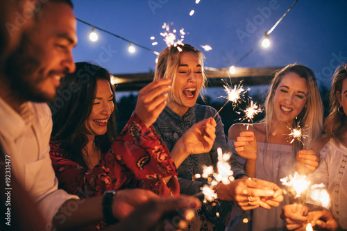 Fotomural Group of friends with sparklers enjoying outdoor party