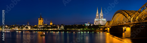 Cuadros en Lienzo Cologne Cathedral Panorama At Night, Germany