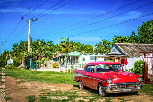 Roter Amerikanischer Oldtimer Parkt Vor Einem Haus Im