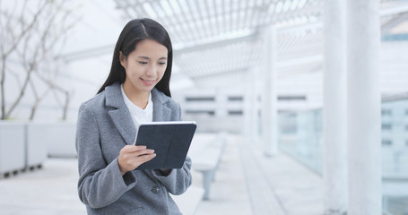 Poster - Businesswoman using tablet computer