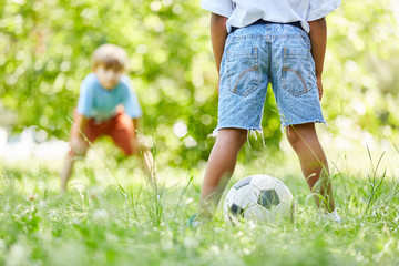 Wall Mural - Zwei Kinder spielen Fußball zusammen