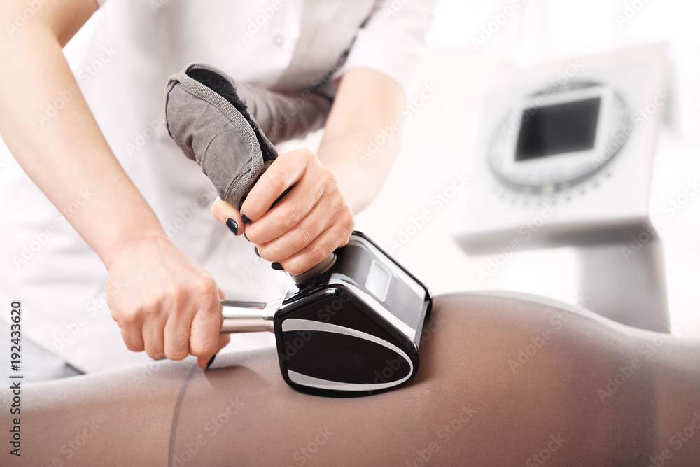 Endermologia. Kobieta podczas masażu przy uzyciu głowicy. - obrazy, fototapety, plakaty 
