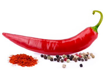 Ganze Chilischote, rot, mit gemahlenem Pfefferpulver und bunten