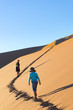 Namibia, Hardap, Sossusvlei, Mutter mit Sohn bei einem Spaziergang durch die Wüste, Besteigung der Big Daddy Dune bei Sonnenaufgang