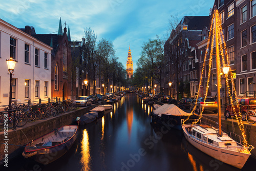 Zdjęcie XXL Kanały z Amsterdamu w nocy w Holandii. Amsterdam jest stolicą i najbardziej zaludnionym miastem w Holandii.