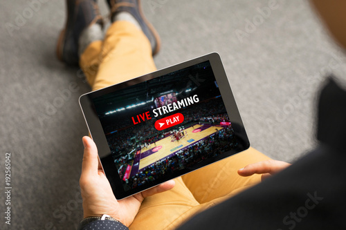 Mann beobachtet Sport auf Live-Streaming-Online-Service Fototapete