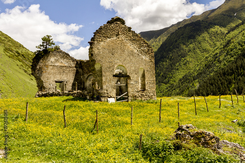 Plakat Stara ruina antyczny kościół w górskiej wiosce Dartlo, Gruzja, Tusheti