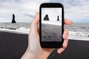 Canvas Print - tourist photographs Reynisdrangar basalt stacks