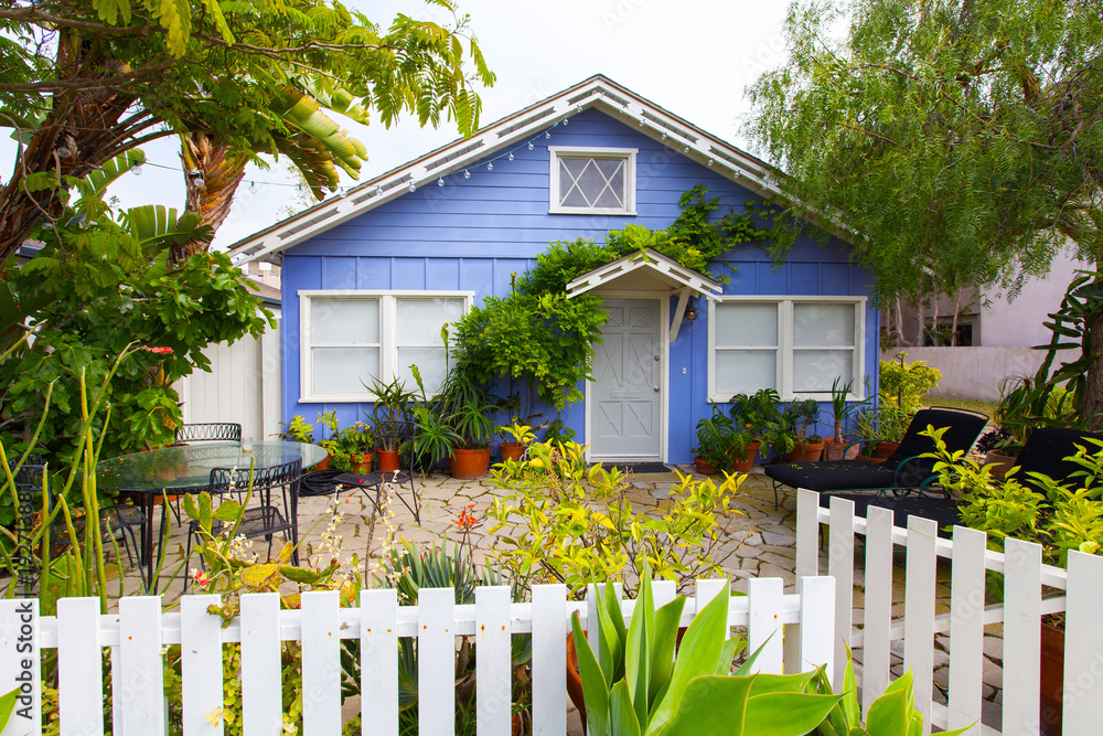 View Small House Suburban, Los Angeles, California, USA - obrazy, fototapety, plakaty 