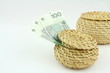 © Cezzar - Oszczędności - banknoty odkładane do skarbonki