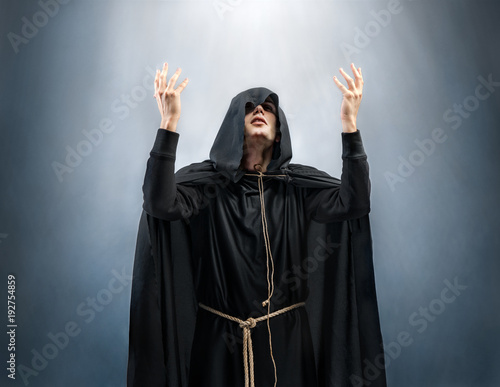 Fotografía Monk holding hands up in praise
