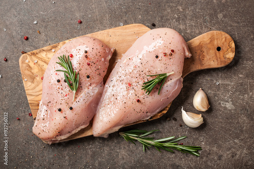 Fotomural Fresh chicken fillet with spices on cutting board
