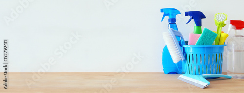 Fotografía Spring cleaning concept with supplies on wooden table.
