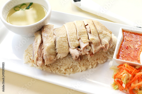 Fotografía Hainanese chicken rice with soup, salad and sauce.