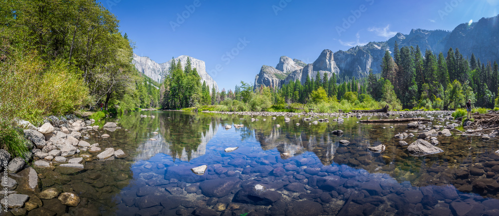 Yosemite Valley z rzeką Merced w lecie, Kalifornia, USA - obrazy, fototapety, plakaty 