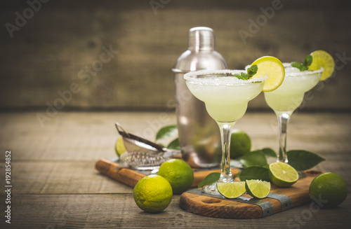 Fotografía Margarita cocktail with lime and mint